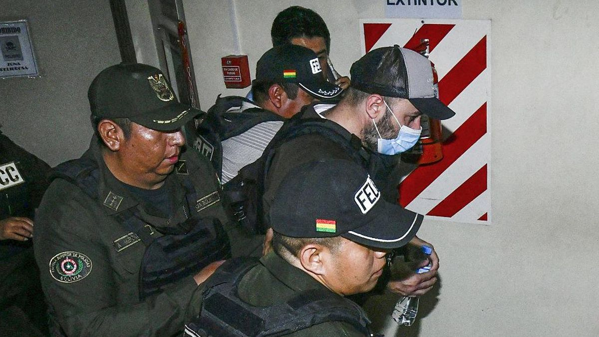 Agentes de policía de Bolivia trasladan a Cerimedo del palacio de justicia a la prisión el 18 de agosto.