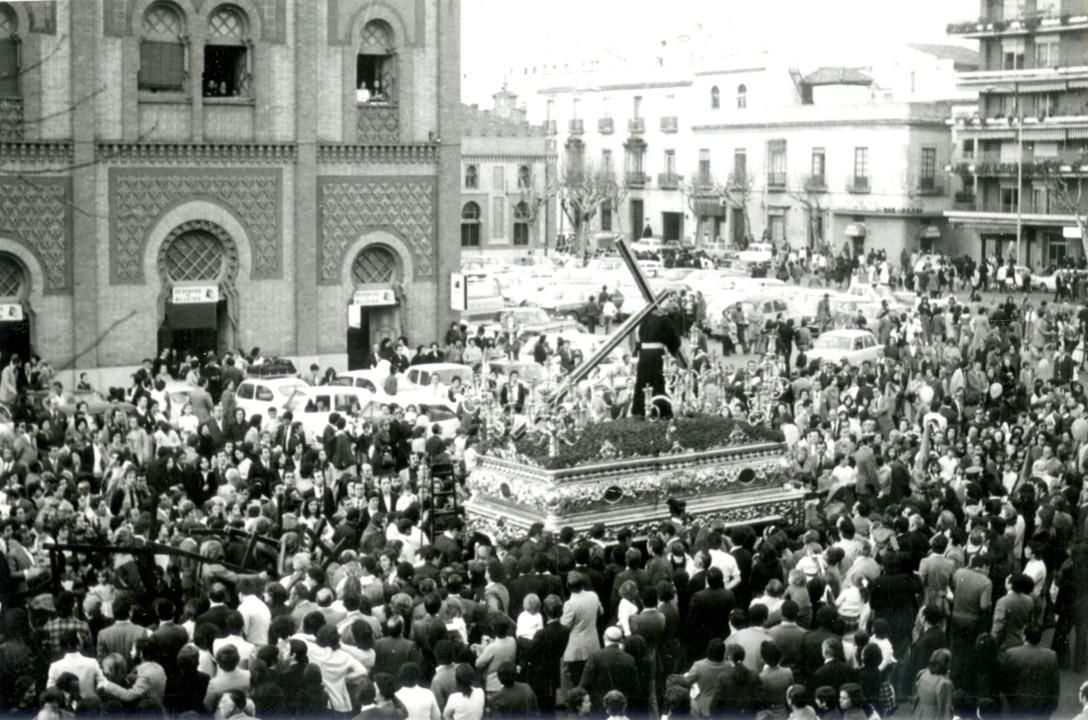 El paso del Nazareno de la O en la estación de Córdoba: cruzó el río por el desaparecido puente de Chapina al estar en obras el de Triana.
