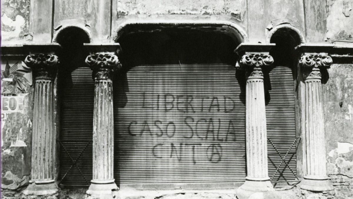 Una pintada en el edificio del Cine Doré durante los años 80