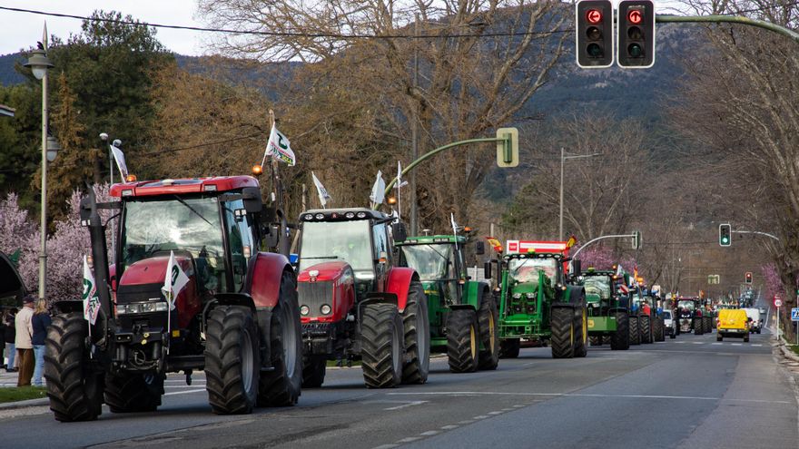 Varios tractores se dirigen hacia el centro de la ciudad de Madrid durante la décimosexta jornada de protestas de los tractores en las carreteras españolas, a 21 de febrero de 2024, en Guadarrama, Madrid (España)