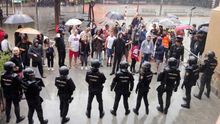 El juez imputa a uno de los mandos de la Policía señalados como responsables de las cargas del 1-O