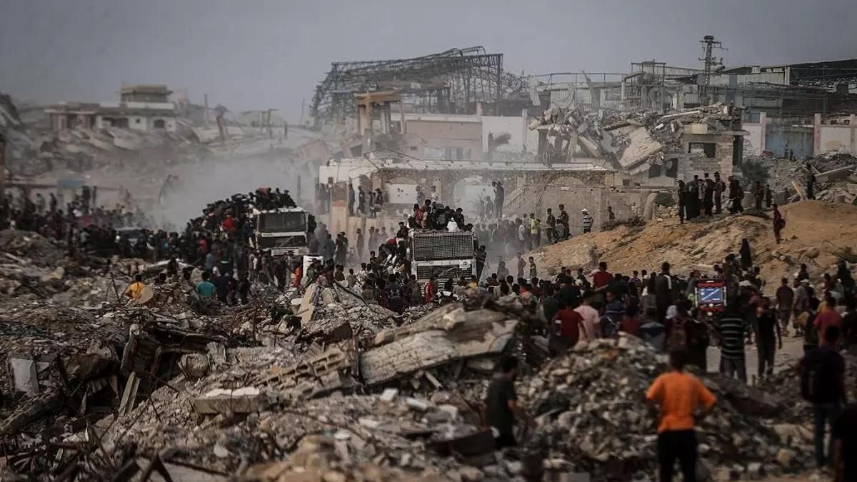 Palestinos se congregan cerca del paso fronterizo de Zikim (norte de Gaza) para conseguir algo de la escasa ayuda humanitaria que llega a la Franja, el 29 de julio de 2025. Ali Jadallah/Anadolu/Getty Images