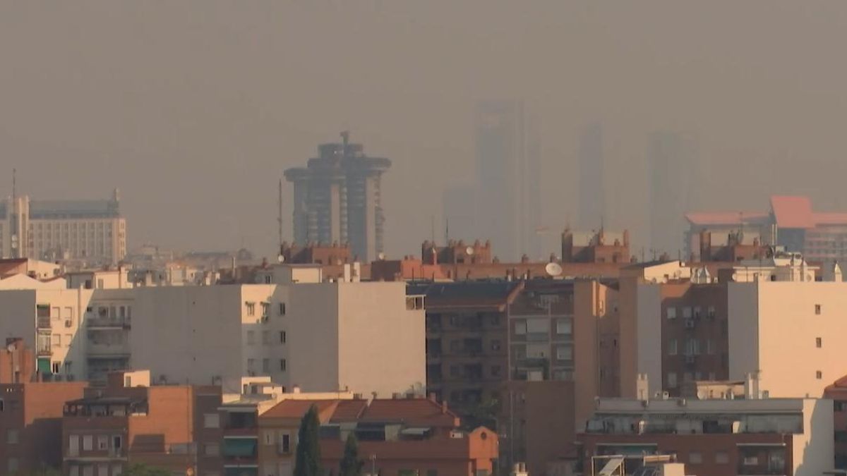 La nube de humo sobre Madrid, esta mañana de sábado