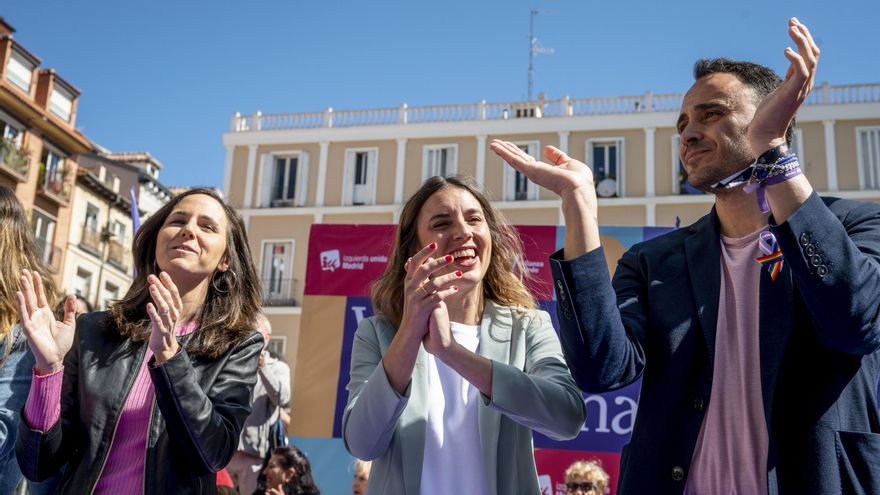 La ministra de Derechos Sociales, Ione Belarra (i) y la de Igualdad Irene Montero (c) junto al candidatos de Podemos-Izquierda Unida-AV a la alcaldía de Madrid, Roberto Sotomayor (d) durante un acto electoral celebrado en la Plaza Pedro Zerolo de Madrid este sábado. EFE/ Fernando Villar