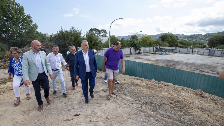 El consejero de Fomento, Roberto Media, asiste al acto de colocación de la primera piedra del punto limpio de Laredo.