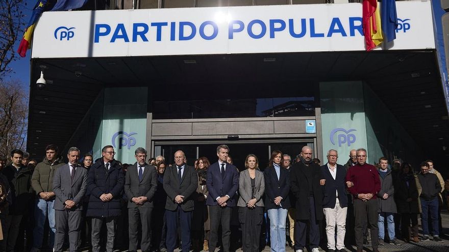 El presidente del Partido Popular, Alberto Núñez Feijóo? (c), encabeza el minuto de silencio convocado por el PP en la sede de Génova