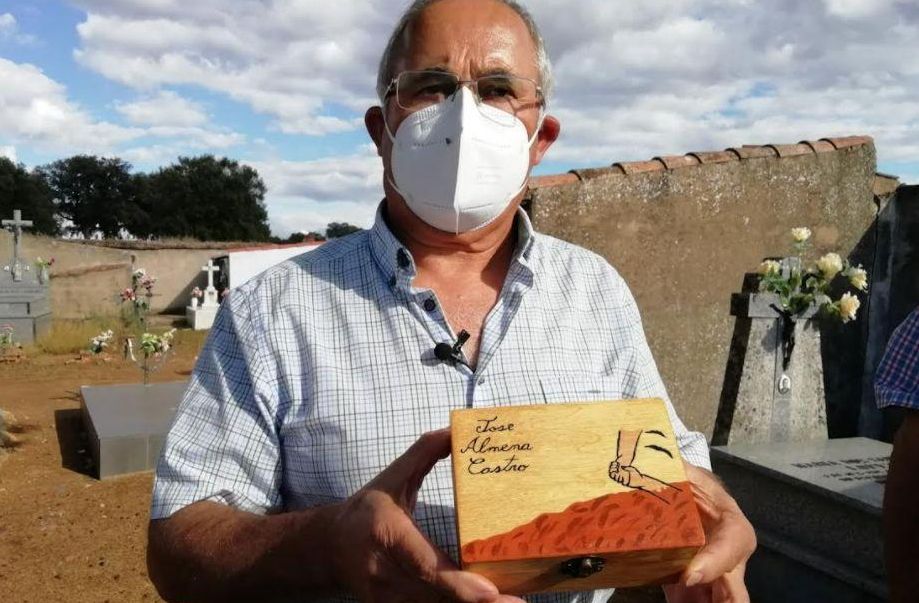 Bonifacio Almena Ramos sujeta la pequeña caja de madera que la ARMH le ha entregado con el anillo y la maquinilla de afeitar de su tío