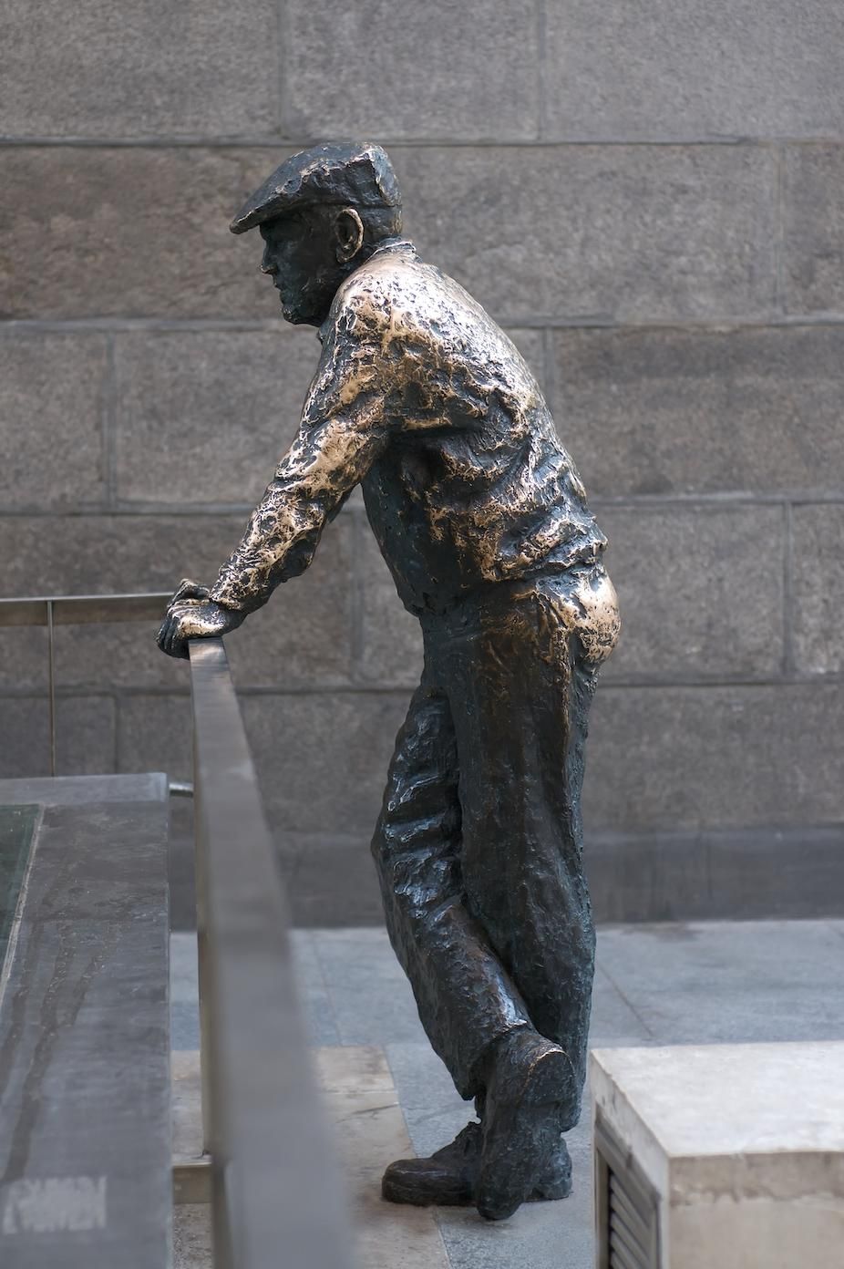 Monumento a El Vecino Curioso, en Madrid.