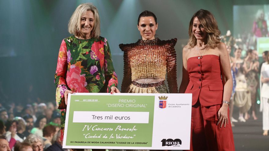 Un traje con 6.430 semiesferas de verdura deshidratada gana la Pasarela de la Verdura