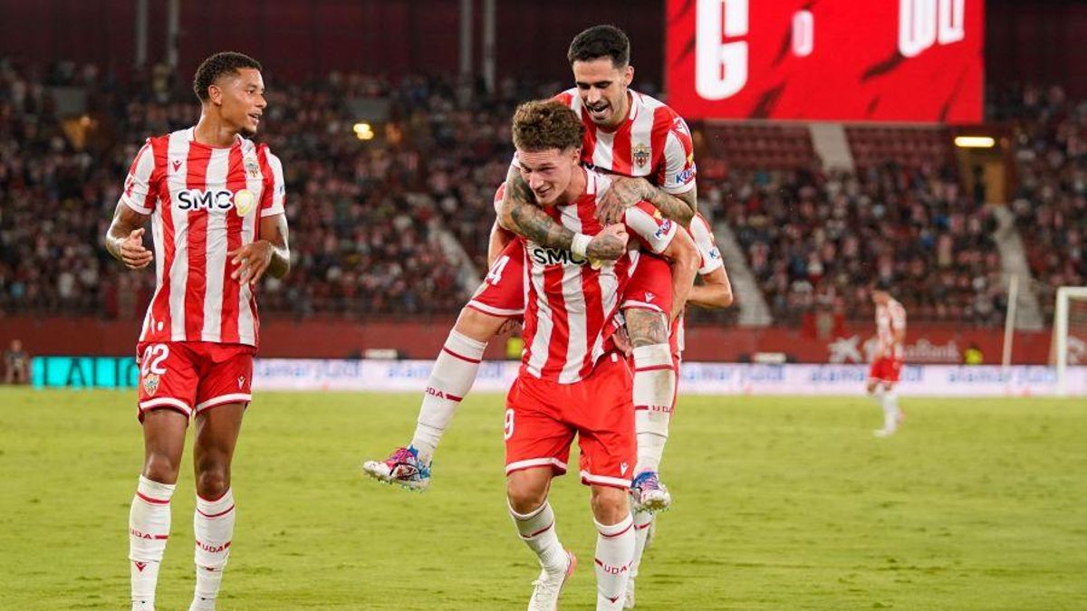 El Almería celebra uno de sus goles ante el Eldense