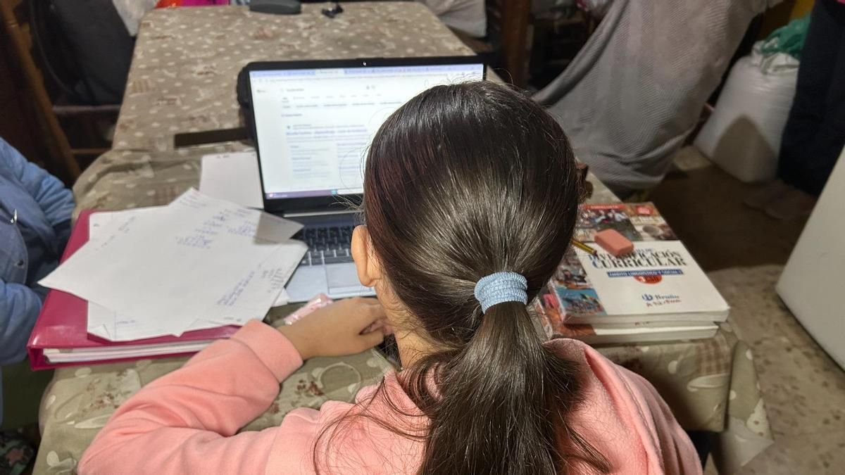 Dos meses esperando un transporte para ir a clase: el parón en la vida de la única alumna de Secundaria de una aldea sevillana