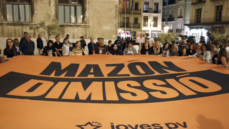Compromís despliega una gran pancarta de 'Mazón dimissió' ante el Palau de la Generalitat valenciana