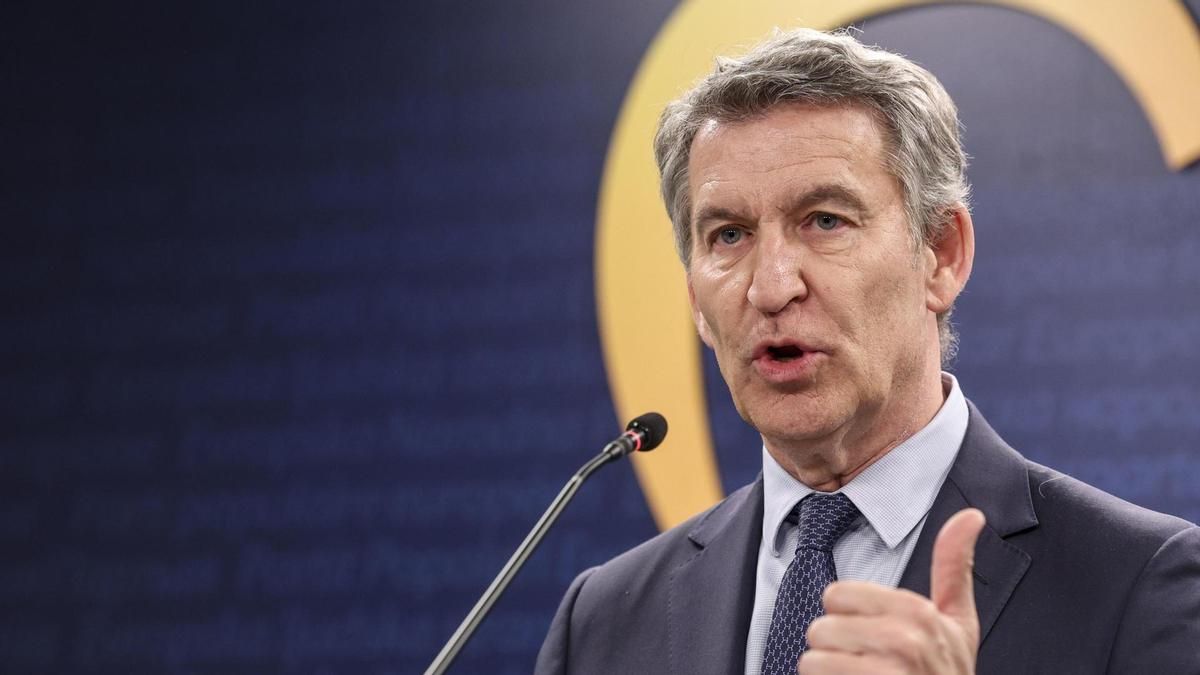 El líder del PP, Alberto Núñez Feijóo, da una rueda de prensa en Bruselas tras encontrarse con otros líderes del Partido Popular Europeo