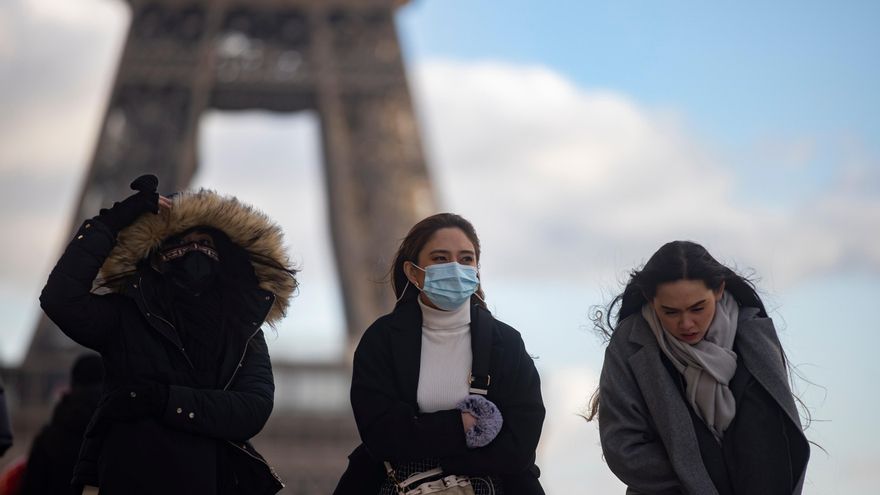 Un grupo de jóvenes pasea por París, en una fotografía de archivo. EFE/EPA/IAN LANGSDON