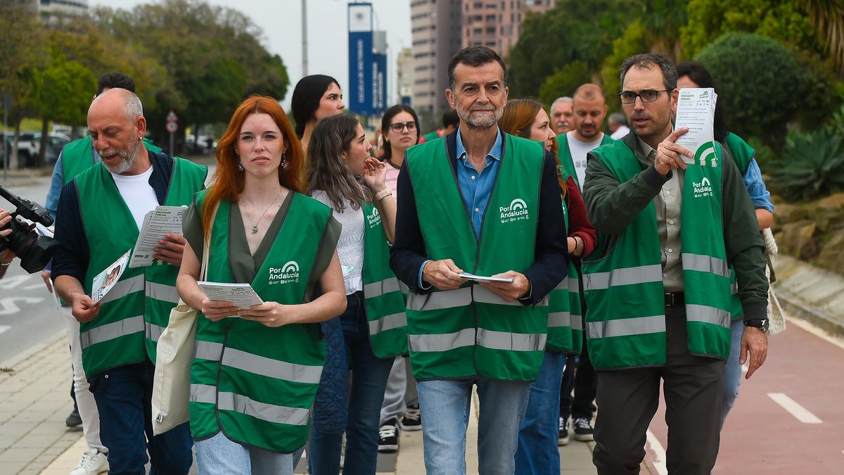 El candidato de Por Andalucía a la Presidencia de la Junta, Antonio Maíllo, participa en Málaga en una campaña en defensa de las universidades públicas de Andalucía, junto a dirigentes de la coalición.