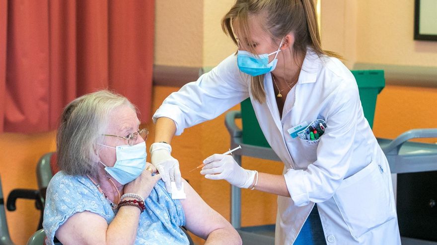 Empieza la inyección de la tercera dosis en las residencias extremeñas de mayores