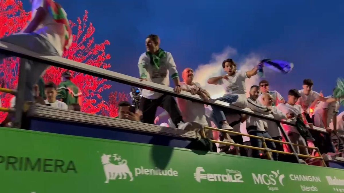 Los jugadores del Racing llegan a los Campos de Sporting de El Sardinero a celebrar el ascenso tras casi tres horas de recorrido por las calles de Santander