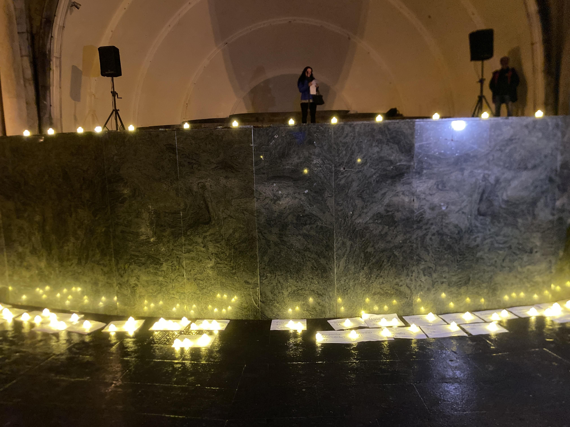 La lluvia no calla el grito feminista contra la violencia de género en Logroño