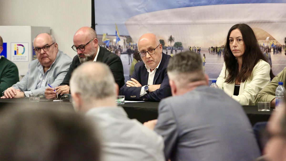 El presidente del Cabildo de Gran Canaria, Antonio Morales (d), el consejero de Deportes, Aridany Romero (c), Leticia López, gerente instituto insular de deportes, hacen balance de la gestión deportiva realizada por la corporación insular en el último año. ALEJANDRO RAMOS