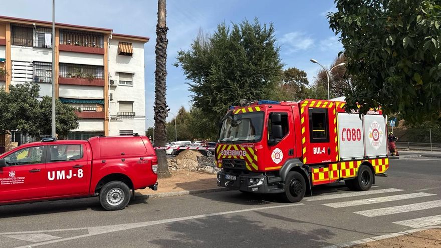 Los bomberos actúan tras la rotura de una tubería de gas en la Fuensanta