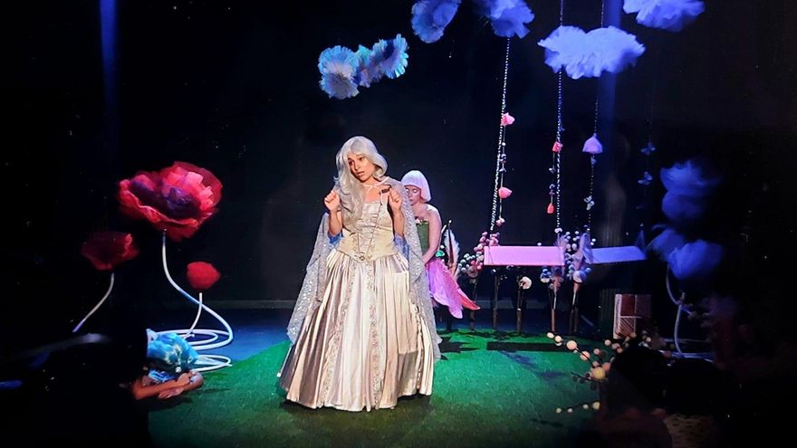 Interpretación en el escenario 'La reina que todo lo prohibía'.