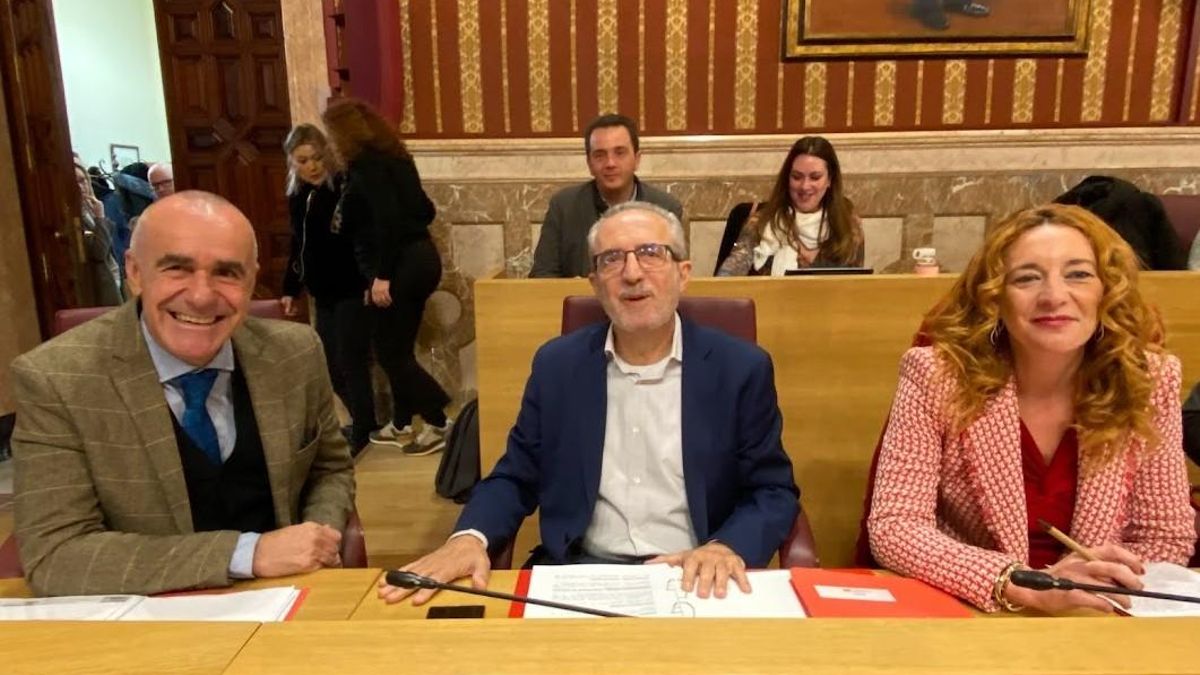 Antonio Muñoz (izquierda), junto a Juan Manuel Flores y Clara Macías.