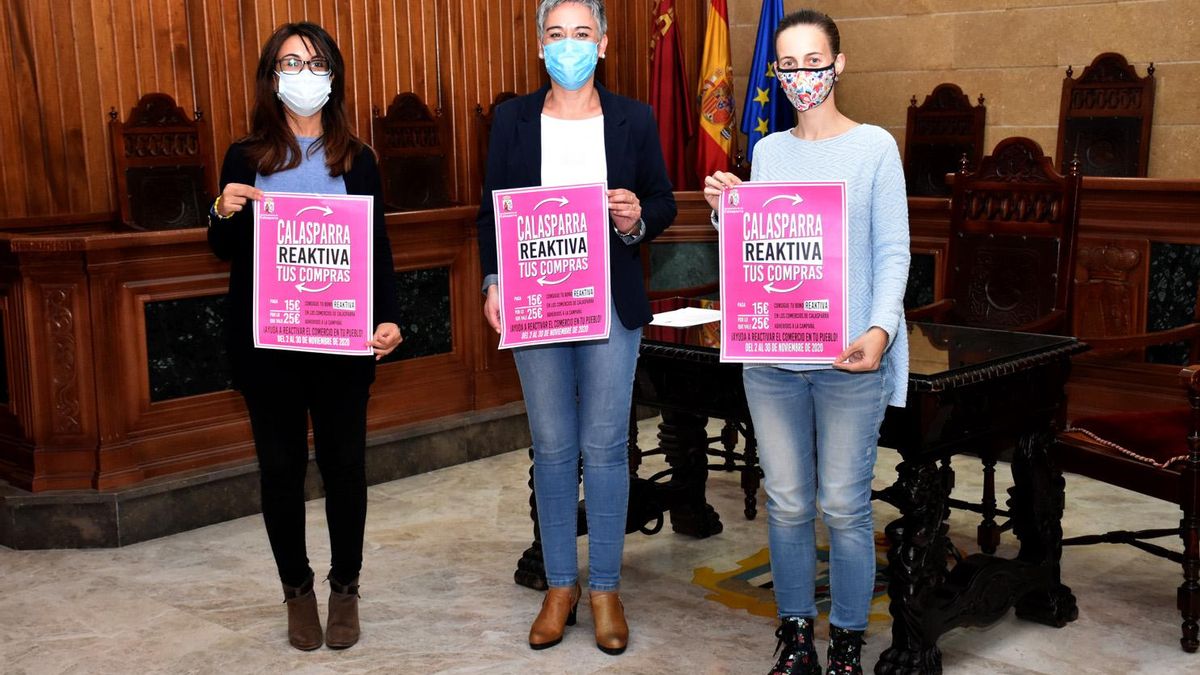La alcaldesa de Calasparra, la concejala de Comercio y Consumo y la presidenta de la Asociación de Comerciantes de Calasparra