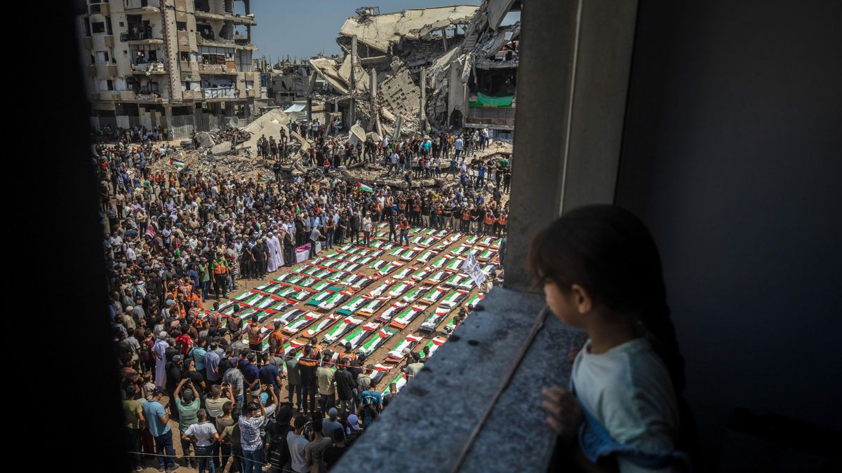 las familias Abu Sharia y Al-Hasayna en el este de la ciudad de Gaza, 04 de agosto de 2026. La Defensa Civil de Gaza recuperó los restos tras dos semanas de búsqueda entre los escombros de edificios residenciales destruidos durante un bombardeo aéreo israelí en noviembre de 2023. Según la Defensa Civil, las víctimas, entre ellas mujeres y niños, murieron el 22 de noviembre de 2023 y permanecieron atrapadas bajo los escombros durante casi tres años antes de ser recuperadas y sepultadas. EFE/EPA/MOHAMMED SABER