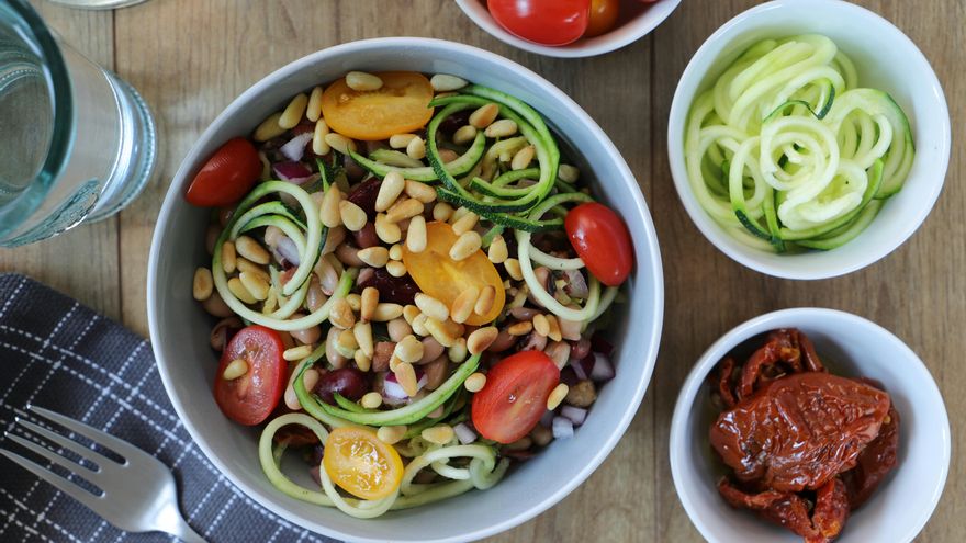 Parece pasta, pero es ligera y sin gluten: la receta a base de calabacín que rompe con la rutina veraniega de la ensalada y también es refrescante