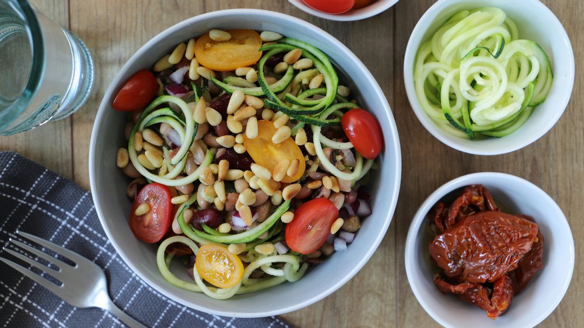 Poletne kulinarične novosti: od lahkih testenin iz bučk do enostavne torte brez peke