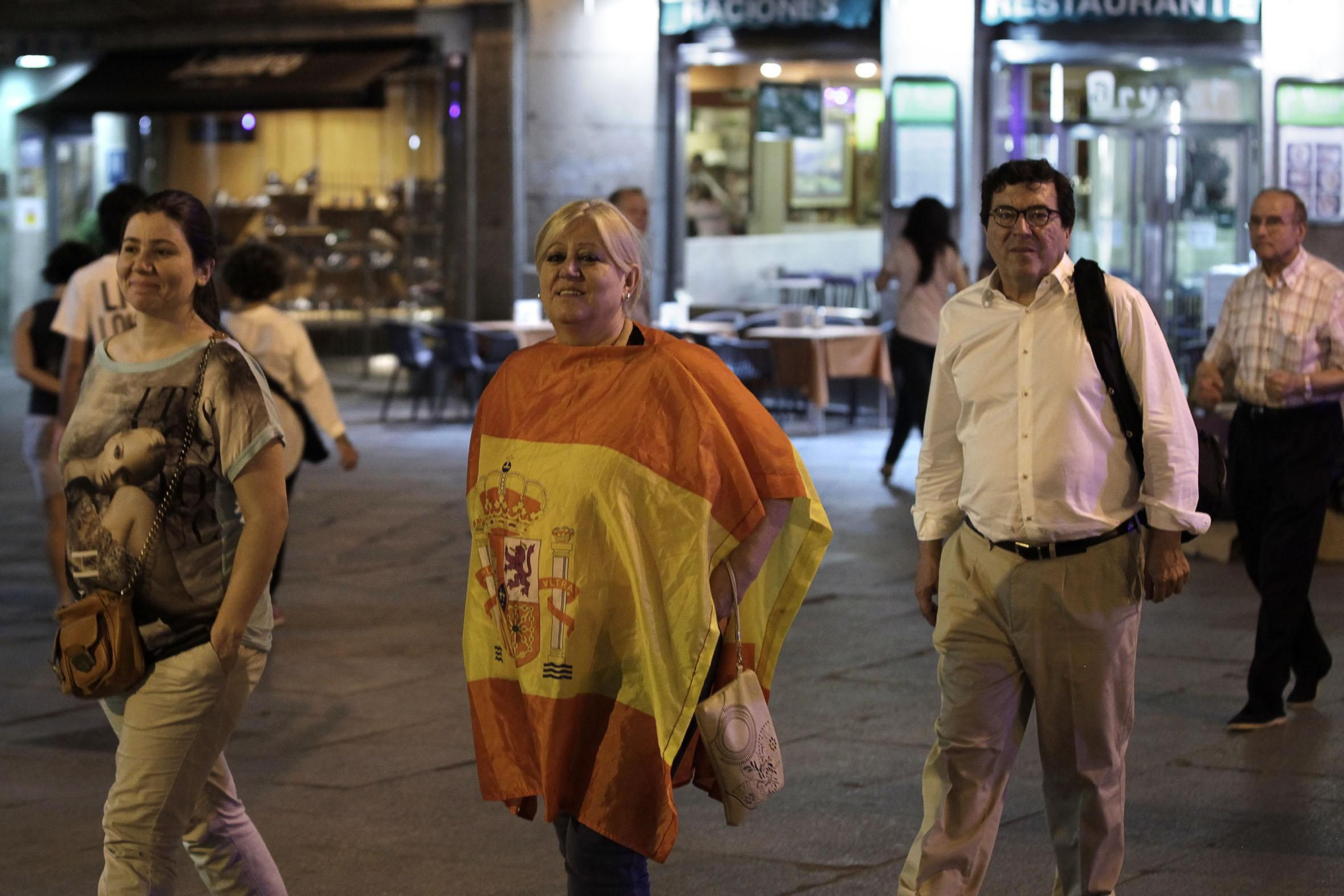 La Policía desaloja la Puerta del Sol antes de la proclamación / Olmo Calvo
