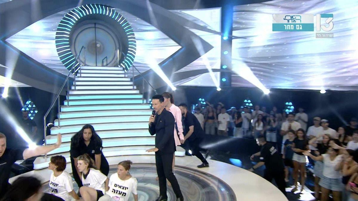 Un grupo de activistas irrumpe durante la emisión de Gran Hermano en Israel para pedir el fin del exterminio en Gaza