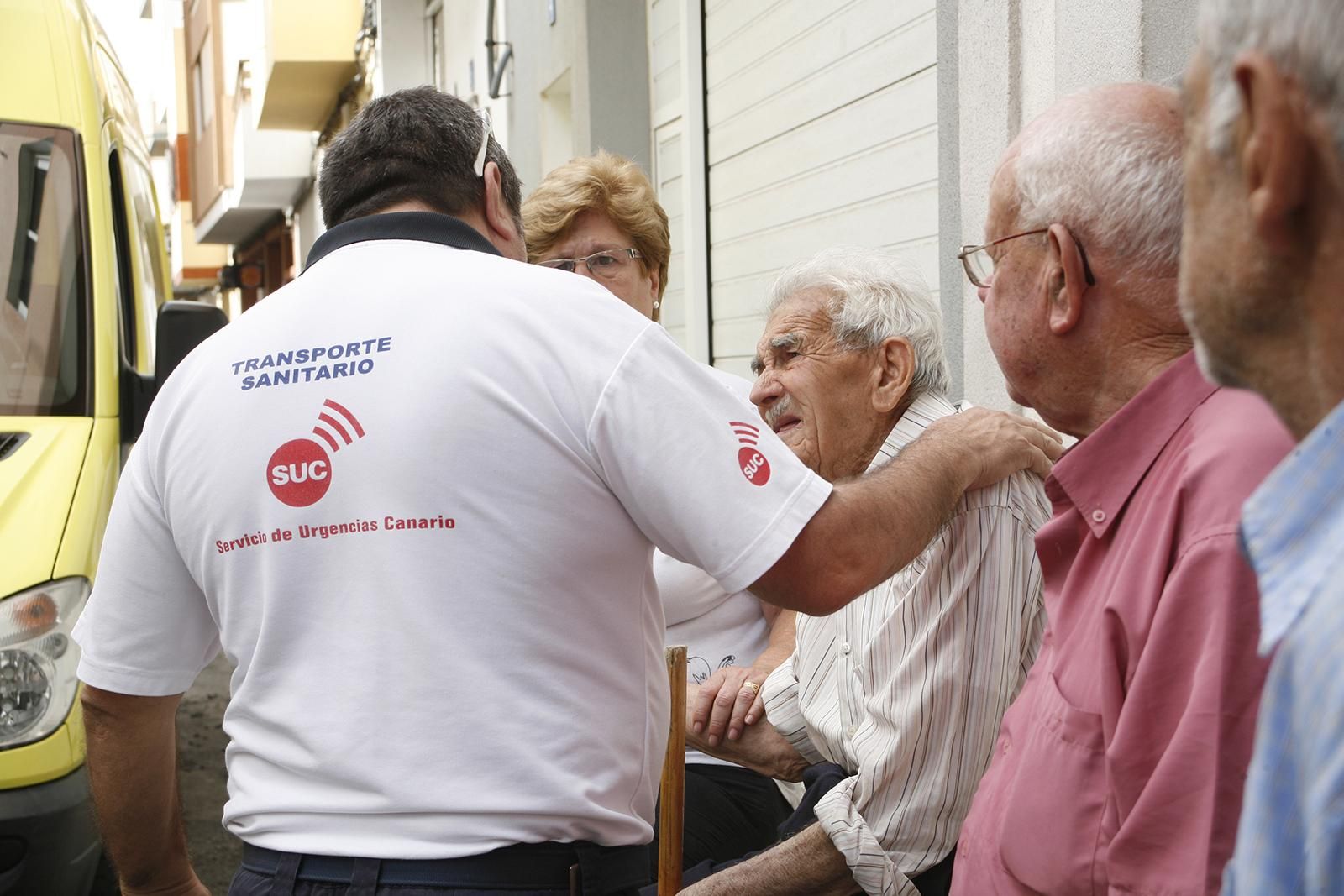 Padre de la familia siendo atendido por los servicios sanitarios. (ALEJANDRO RAMOS)