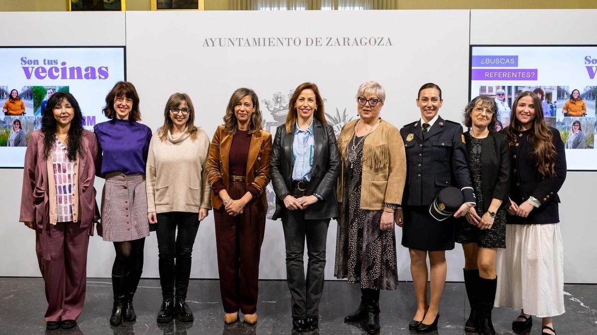Las ocho protagonistas, junto a la alcaldesa Natalia Chueca y la consejera Marian Orós.