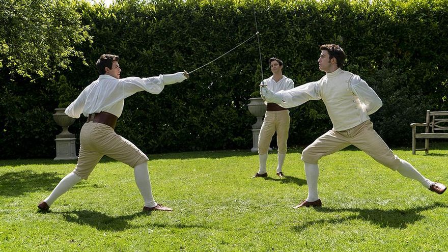 Luke Newton, Luke Thompson y Jonathan Bailey en la temporada 2 de 'Los Bridgerton'