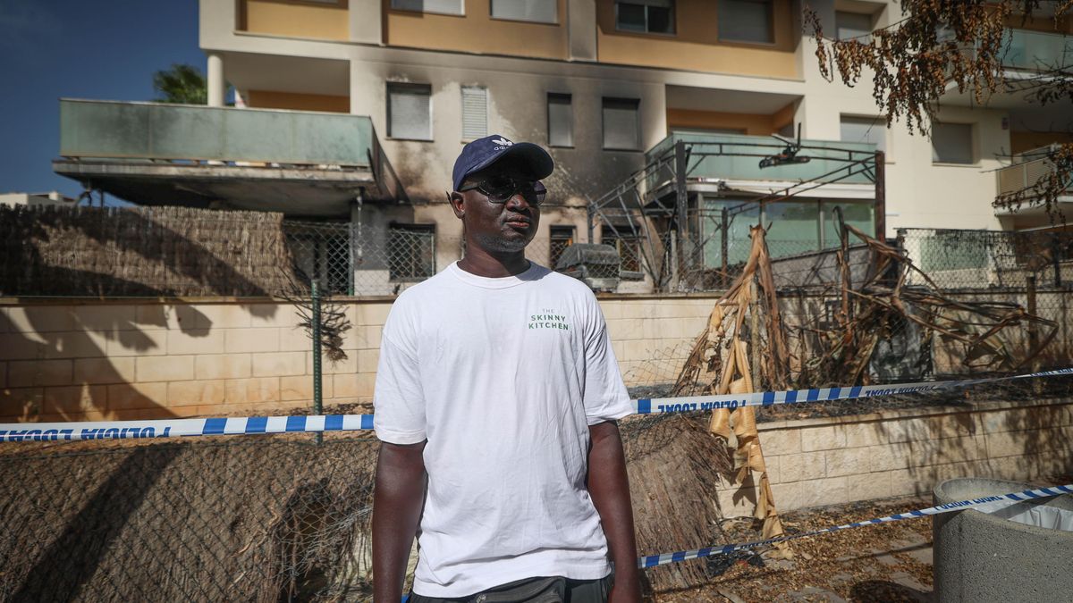 Modou Ndiaye frente al bloque de viviendas de la calle Guipúzcoa que se incendió la semana pasada.
