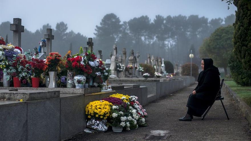 Una mujer visita la tumba de su marido en el cementerio de Santa Mariña en Ourense