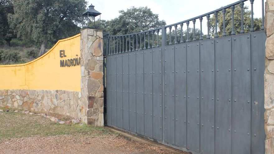 Cuando la propiedad privada usurpa caminos públicos con rifles de por medio: "¿Se cree usted John Wayne o qué?"