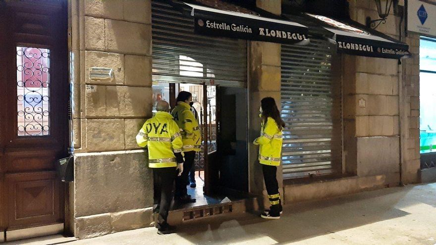Los voluntarios en un bar del centro de Bilbao que dona caldo y chocolate caliente para las personas sin hogar