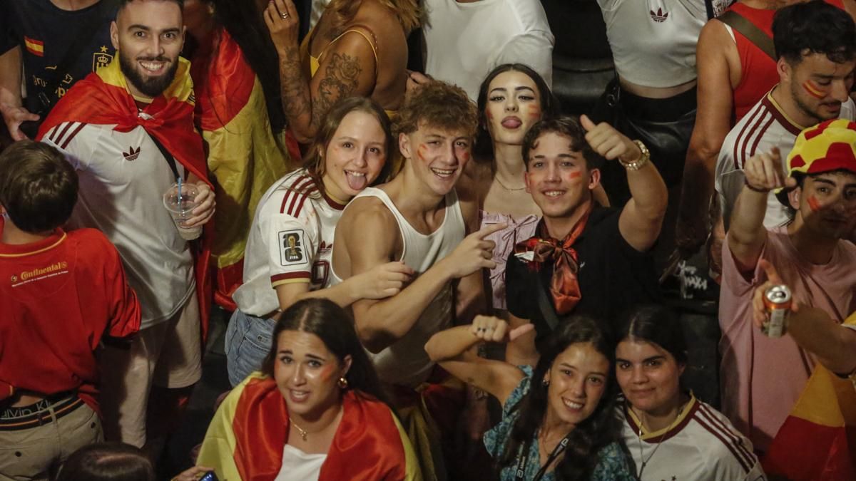 La celebración de los cordobeses en Las Tendillas tras el triunfo de España, en imágenes