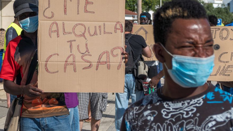 Decenas de personas piden en Lepe viviendas dignas para los inmigrantes