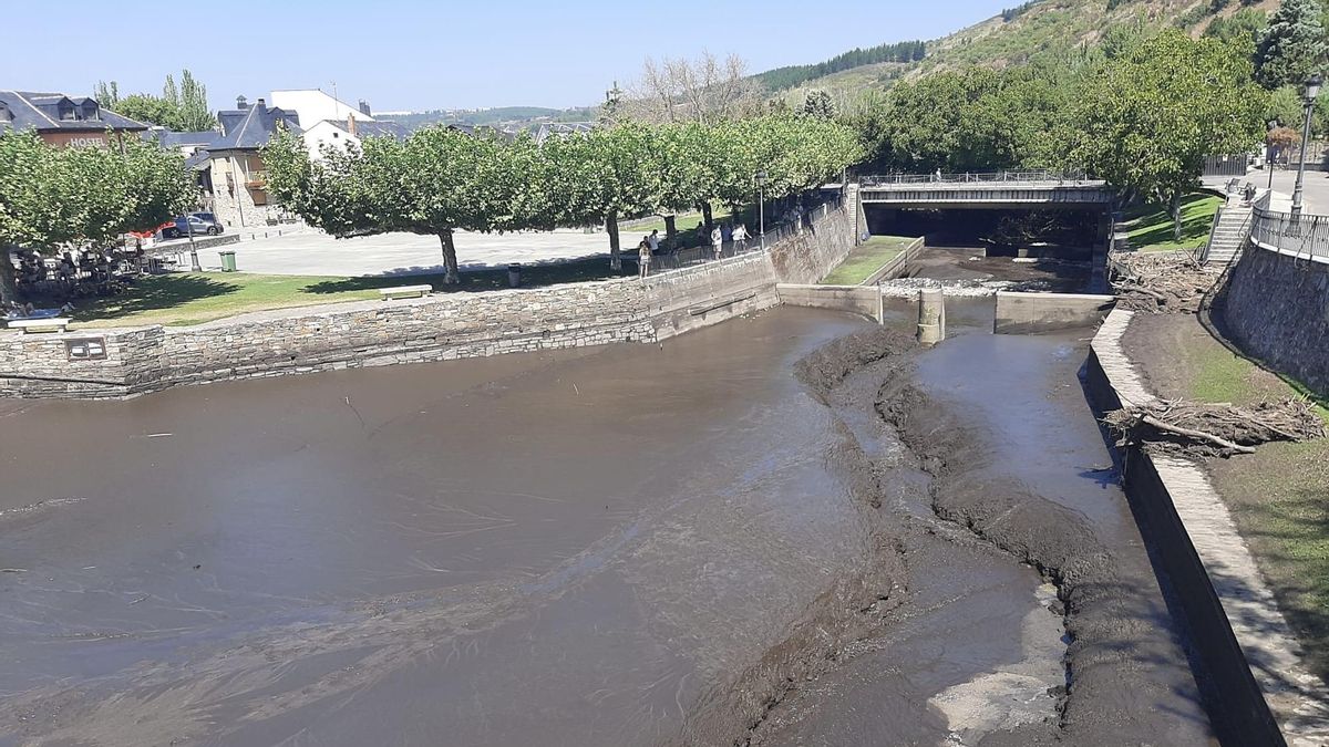 Las tormentas arrastran hasta Molinaseca dos metros de cenizas de los incendios y tiñen de negro el río Meruelo