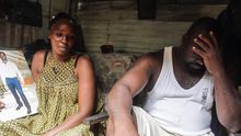 Los hermanos de Nana Chimie Roger se emocionan en uno de los momentos del rodaje del documental que recoge los testimonios de las familias de las víctimas del 6 de febrero, en Ceuta. | Imagen cedida por Caminando Fronteras.