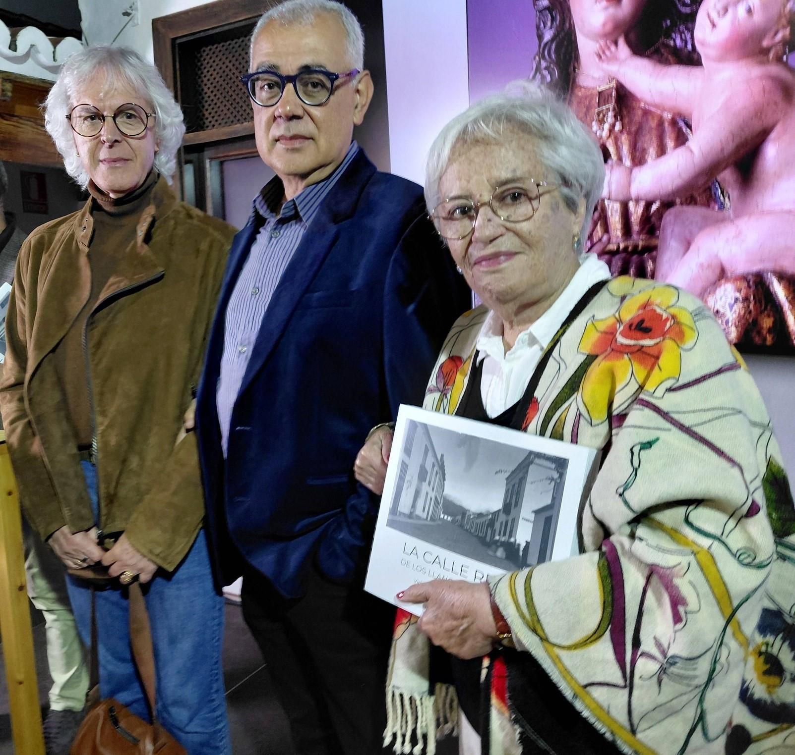 Pérez Morera, Mariano Cáceres y María Victoria Hernández, equipo de las exposiciones de los años 90. EDUARDO CÁCERES