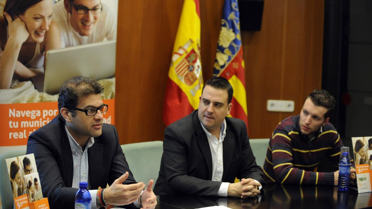 A l'esquerra, l'exalcalde de Xiva, José Manuel Haro, al costat de l'exalcalde de Massamagrell, Miguel Bailach (centre), en la presentació de la campanya de la Diputació de València 'Sona Wifi'.
