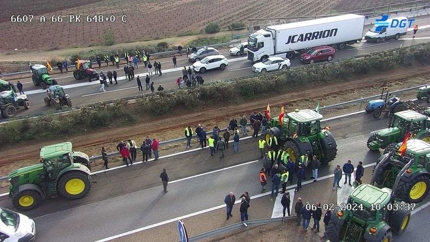 El campo extremeño se une a la ola de protestas con el corte de autovías y carreteras