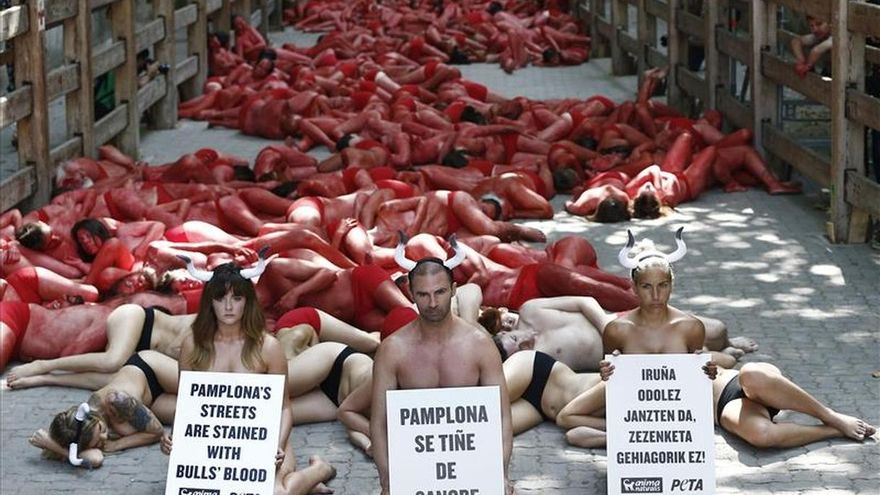 Antitaurinos protestan en Pamplona por la "sangre" que teñirá los sanfermines