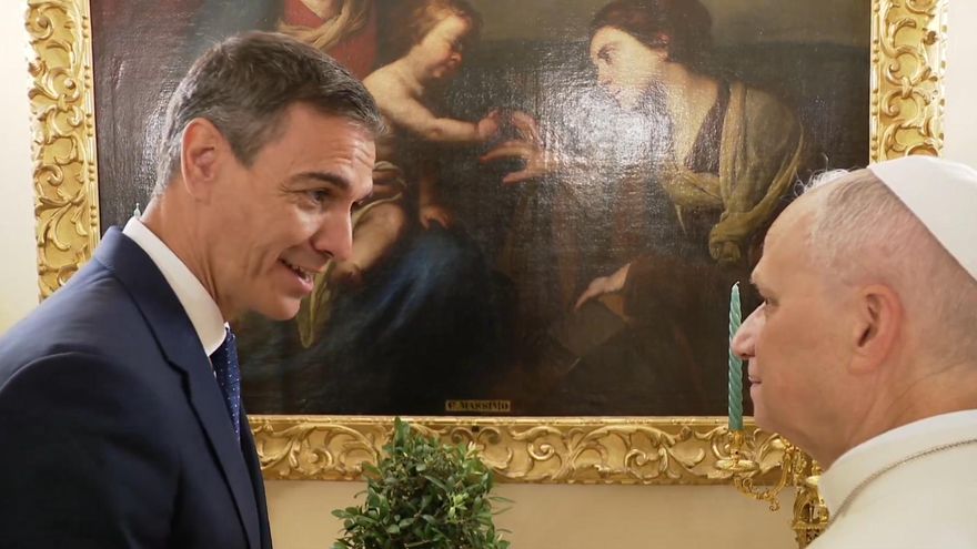 Pedro Sánchez le ofrece un bonsái a León XIV.