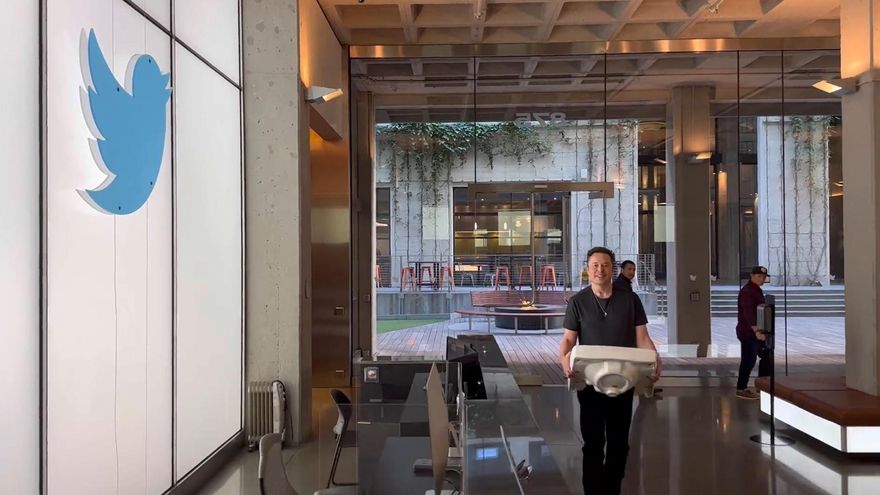 Elon Musk entra con un lavabo en las manos en Twitter y anuncia que ya es “el jefe”