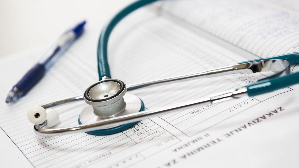 Archivo - Fonendoscopio médico.